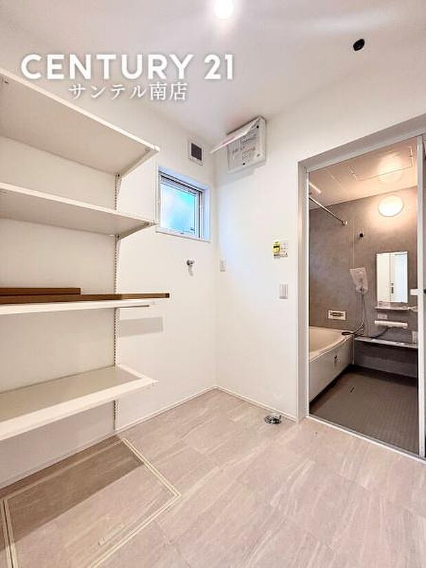 脱衣所には可動式のオープン棚がたっぷり。タオルや洗剤、日用品のストックもスッキリ整理できます。家族みんなが使いやすい、見やすい収納スペースです。