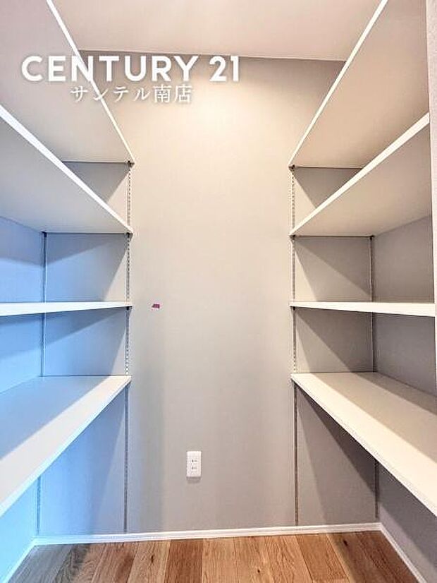 食料品や調理器具など保管するのに便利なスペース。棚が可動式になっているので収納物に応じて高さ調整もできます。