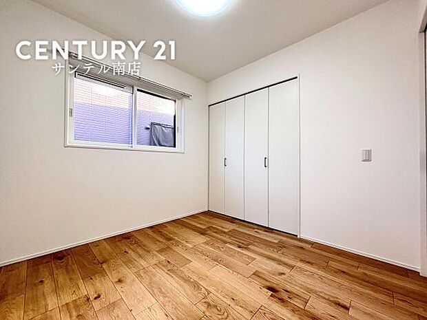 北東側4.5帖の洋室です。コンパクトながらクローゼット付きです。東側の窓から朝日が差し込むので、爽やかな目覚めが叶います。