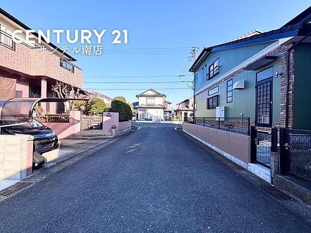 建物南側の前面道路です。