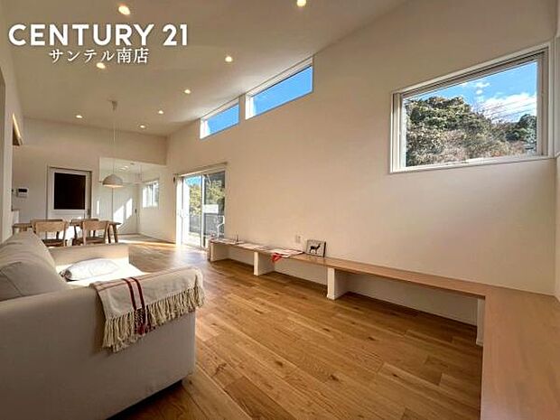 明るく開放的なリビングスペース