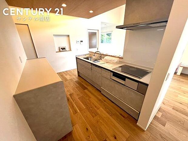 シンプルで使いやすい設計のキッチン♪カウンターキッチンなので、リビングいるご家族と会話を楽しみながらお料理ができます♪標準で食洗器が付いています♪