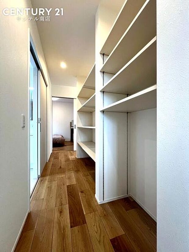 キッチン近くにパントリーを備え、食品や飲料、調理家電をまとめて収納。まとめ買いにも対応でき、作業スペースを広く保てる家事ラク設計です。