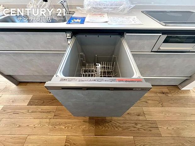 食洗機を標準装備。洗い物の時間を短縮でき、手洗いの負担を軽減。家族との時間を大切にできる設備です。