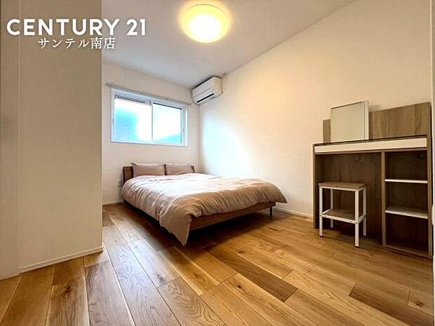 主寝室にウォークインクローゼットを配置。衣類や寝具、季節家電までまとめて収納でき、居室を広く使える実用的な設計です。