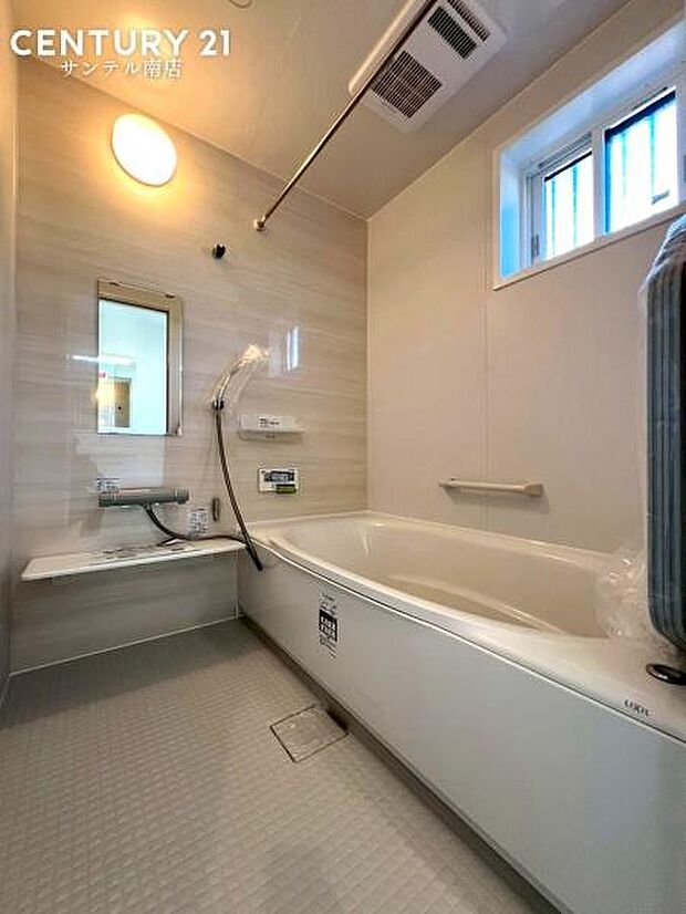 1日の疲れもゆっくり取ることのできる広々とした1.25坪タイプのシステムバス♪浴室乾燥、涼風、暖房、換気システムが付いておりますので、快適なバスタイムを過ごせます♪