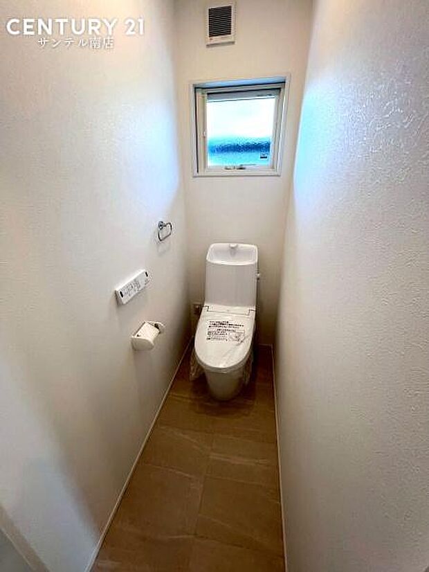 清潔感のあるトイレは温水洗浄便座を採用。節水性能に配慮し、日々のお手入れもしやすい設計です。