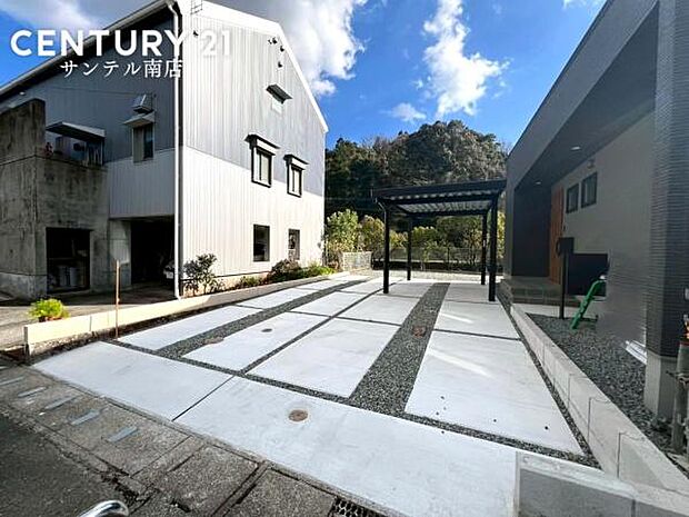 駐車場スペースも複数台確保可能です。カーポート設置済み。