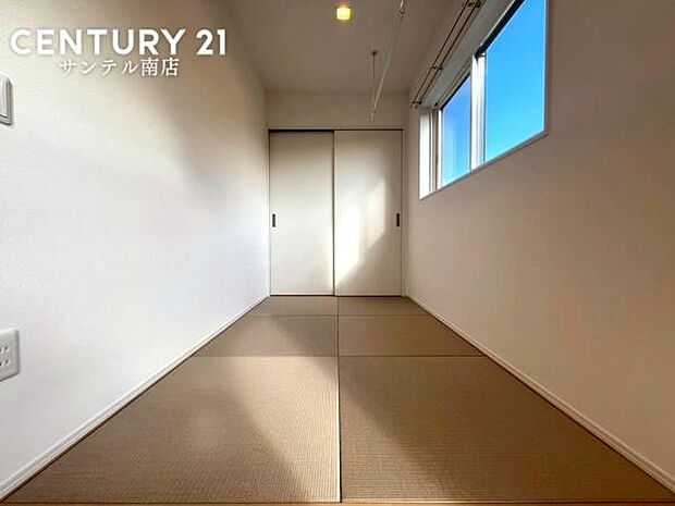 3帖和室スペースがございます。ホスクリーンもあり、室内干しのスペースとして利用できます。