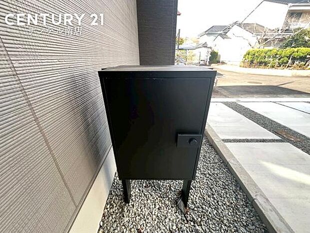 宅配ボックスを完備し、不在時でも荷物を受け取れる安心の設備。再配達の依頼や待ち時間を減らせ、忙しい共働き世帯にも便利です。非対面で受け取れるため、防犯面にも配慮された住まいです。