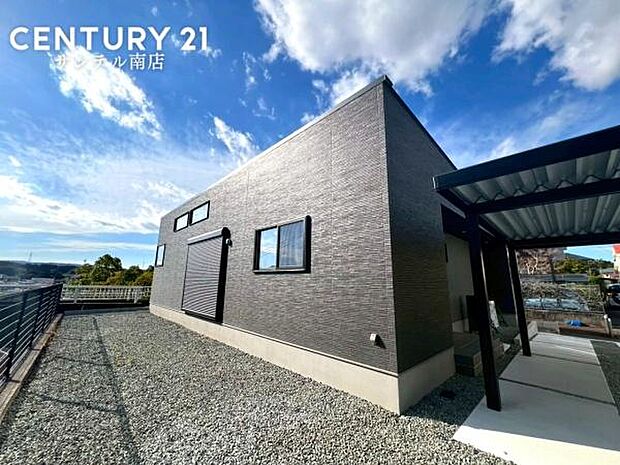 庭スペースがあり、高台にあるので見晴らしも良好。道路側からの高低差があるので南側の目線も気になりません。