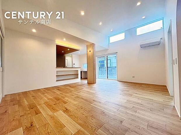 白を基調に木目の温もりをプラスした、21帖以上の開放感あふれるリビング。