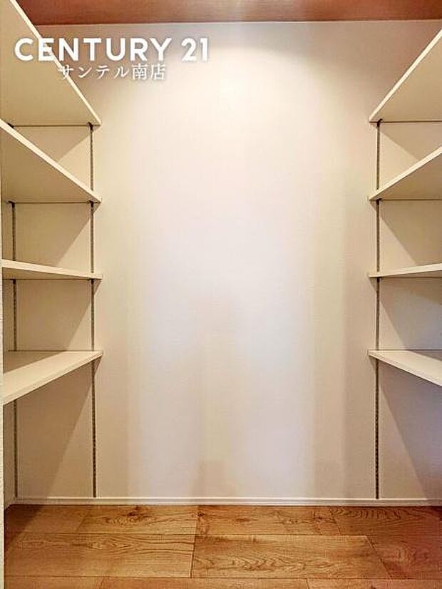 キッチン近くにパントリーがあり、食品や飲料、調理家電などまとめて収納できます♪まとめ買いにも対応でき、作業スペースを広く保つことができます♪