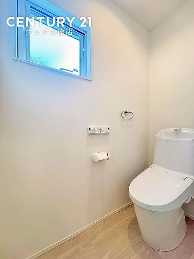 小窓付きの、明るい空間のトイレです!小窓もあるので換気もできます♪