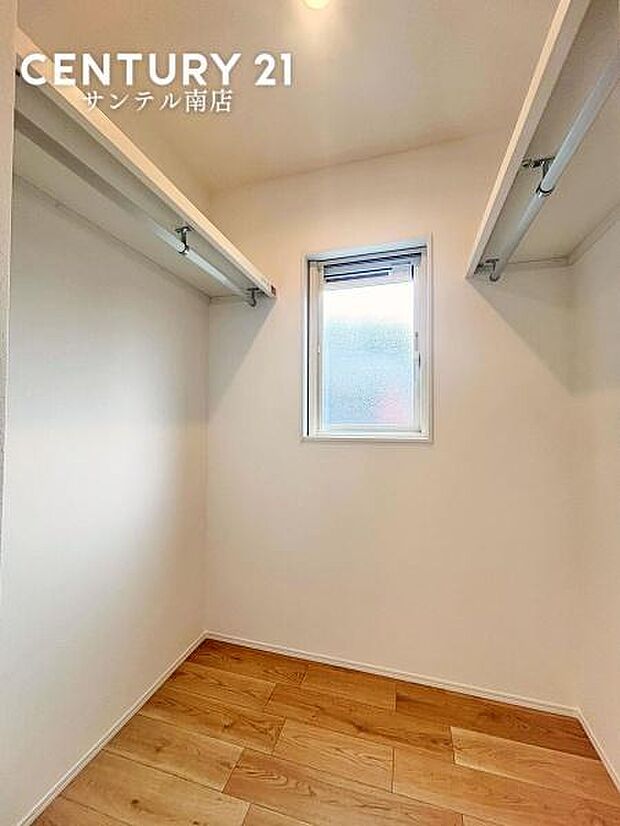 ウォークインクローゼット♪収納力があり、衣類はもちろん、寝具や季節家電もまとめて保管でき、室内を広く快適に使えます。