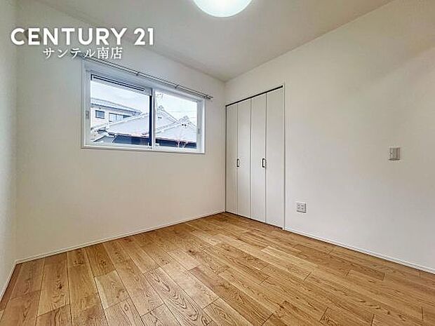 洋室です♪しっかり日が差し込みますので気持ちの良い目覚めができる素敵な洋室になります♪