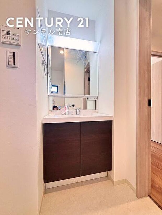 三面鏡付き洗面所で身だしなみもバッチリ。鏡の裏は収納スペースでスッキリ整理。