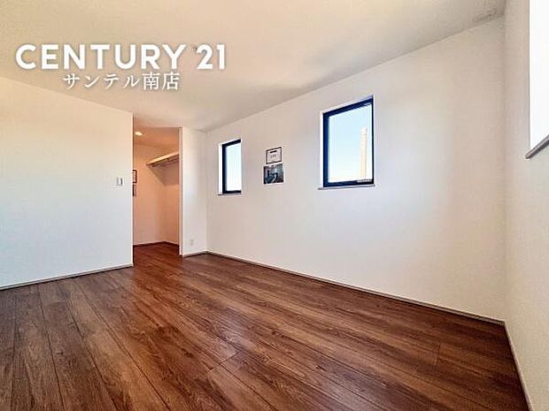 主寝室にいかがでしょうか♪風通し良好です(^^♪大容量のウォークインクローゼットも完備しております!