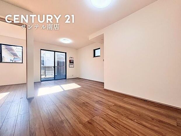 (同仕様モデル写真))リビングです!※モデル写真でございます。色や配置の相違がある場合がございます。開放感のあるリビング♪お部屋全体が明るく、清潔感のある家族団らんのスペースです(^^♪