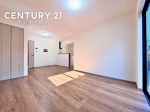 明るく、落ち着きのあるリビング♪ダイニングスペースも含めてゆとりのあるスペースで、ご家族でお食事や団らんしたり、ゆったりとしたご家族の時間を過ごせます♪