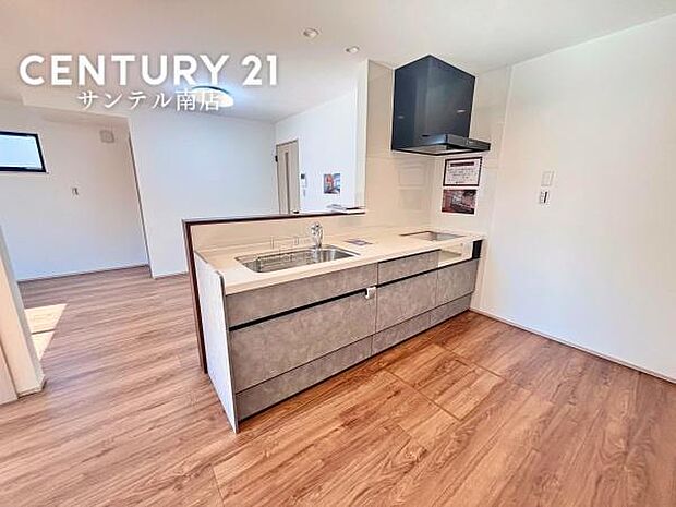 カウンターキッチンからリビングにいるご家族やお子様の様子が見えるので、コミュニケーションがとりながら、ご家族の大切な時間を共有できるキッチンです♪