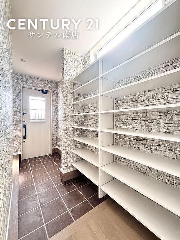 玄関には大容量のシューズクローゼットを設置。家族の靴もすっきり収納できて、いつでもキレイな玄関に!