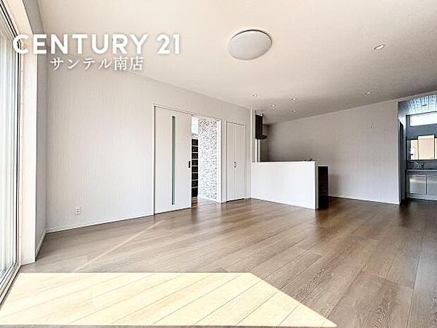 広々リビングは自然光たっぷり。毎日のくつろぎとコミュニケーションが深まる場所に。来客が多いご家庭にぴったりの間取です♪