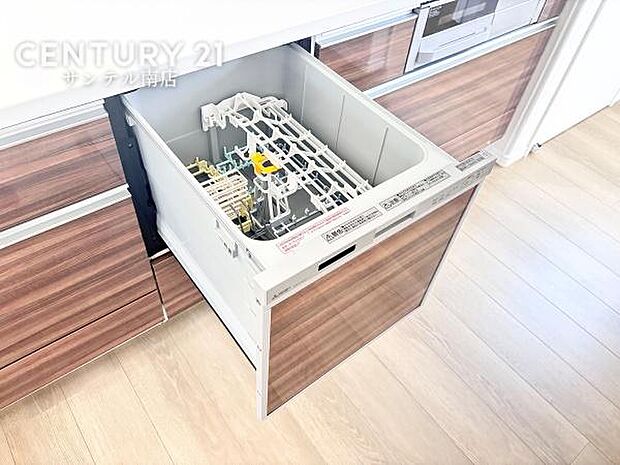 食洗器を完備しており、手間なく食器をきれいに。忙しい日々に便利で、家事の負担を軽減し、時間を有効に使えます。