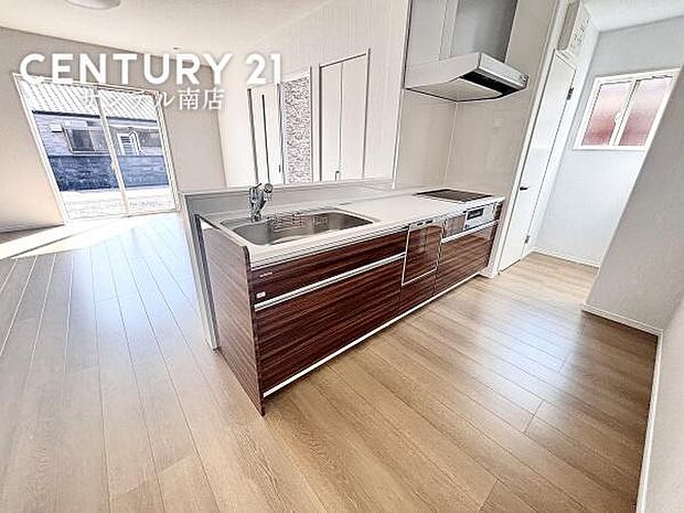 カウンターキッチンからリビングにいるご家族やお子様の様子が見えるので、コミュニケーションがとりながら、ご家族の大切な時間を共有できるキッチンです♪