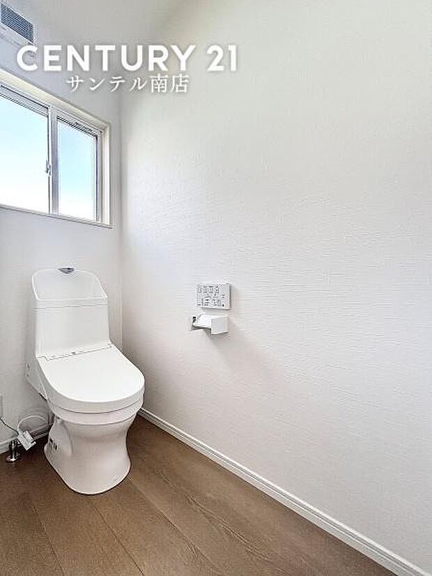 換気できる小窓付きのトイレです!温水洗浄暖房便座でございます(^^♪