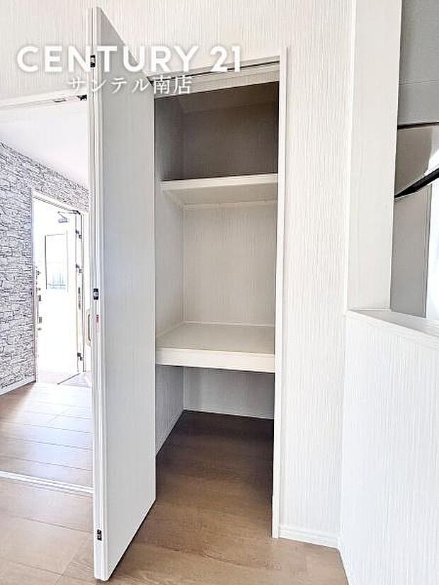 リビングに収納スペースがあり、日用品や書類、小物の整理に便利。生活感を隠してすっきりした空間に。