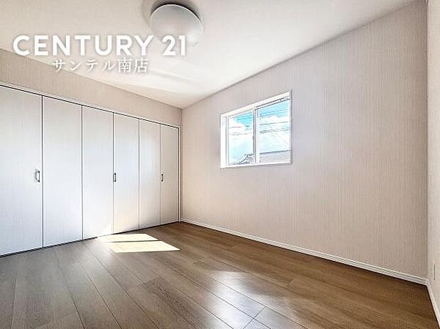 主寝室にいかがでしょうか♪日当たり、風通し良好です(^^♪クローゼットも完備しております!