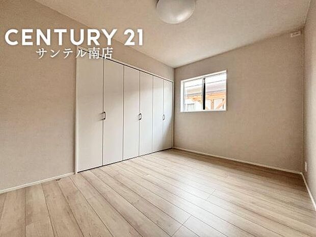 6帖の洋室です♪しっかり日が差し込みますので気持ちの良い目覚めができる素敵な洋室になります♪子供部屋にも十分使える仕様の洋室になっております♪
