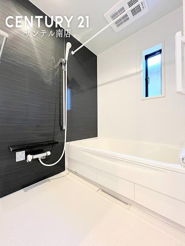 浴室です。足を伸ばして毎日の疲れを癒せる広々1坪タイプです。半身浴もでき、ゆっくりと寛げます。お子様と一緒でも快適に入浴が出来ますね。