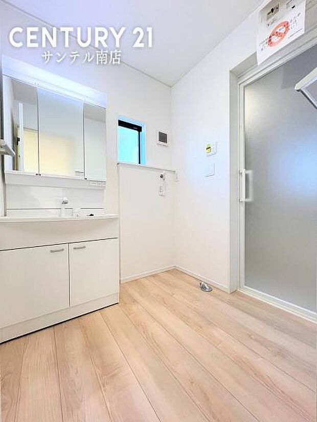 洗面化粧台は収納付きの大きな鏡があります♪三面鏡の洗面台ならお出かけ前のご準備も手助けしてくれます♪