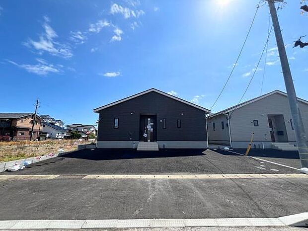 駐車場は5台駐車可能!※車種による。スペースも広く駐車が苦手な方でも楽に駐車可能です(^^♪