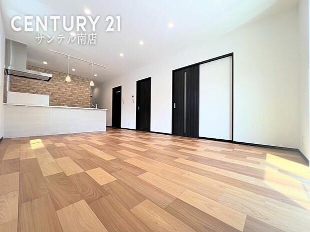 明るく落ち着きのあるリビングにはご家族でお食事を楽しめるダイニングスペースがあり、ソファーやテレビを配置してゆっくりとご家族の時間を過ごせるリビングとなっております♪