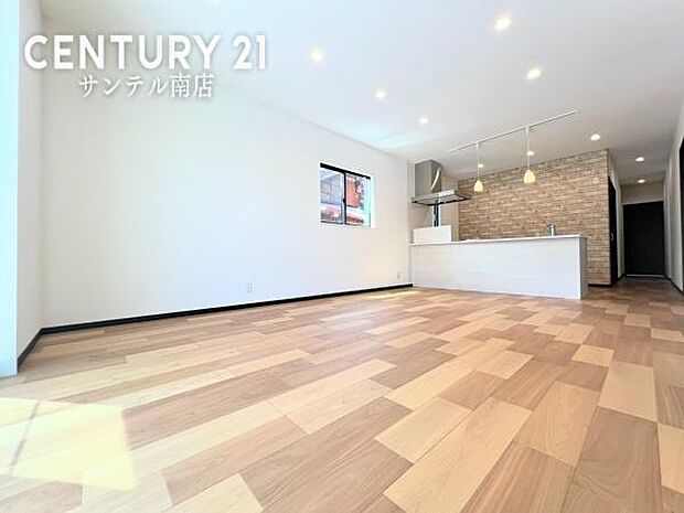 広々リビングは自然光たっぷり。毎日のくつろぎとコミュニケーションが深まる場所に。来客が多いご家庭にぴったりの間取です♪