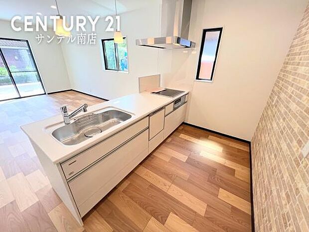 キッチンの天板には人工大理石を使用し、メンテナンスも楽です♪食器洗乾燥機や浄水器一体型水栓を標準装備♪リビングいるご家族と会話を楽しみながらお料理ができます♪