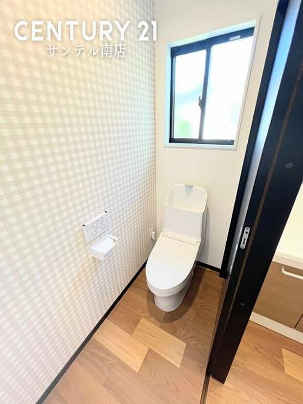 ウォシュレット付きのトイレ♪換気できる小窓付き