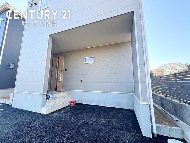 玄関ポーチです。宅配ボックスや一時的に荷物を置くスペースとして利用できます。