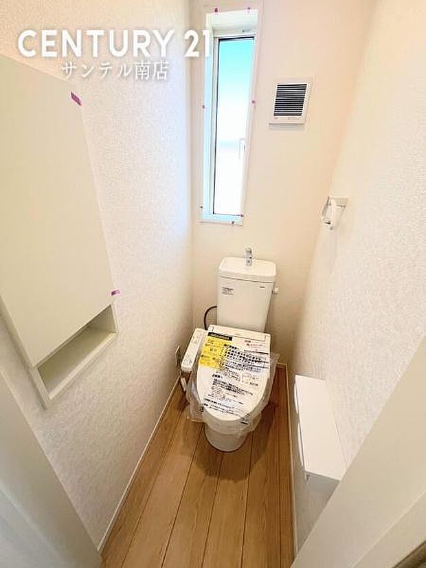 温水洗浄便座付きで清潔感のあるトイレ空間。