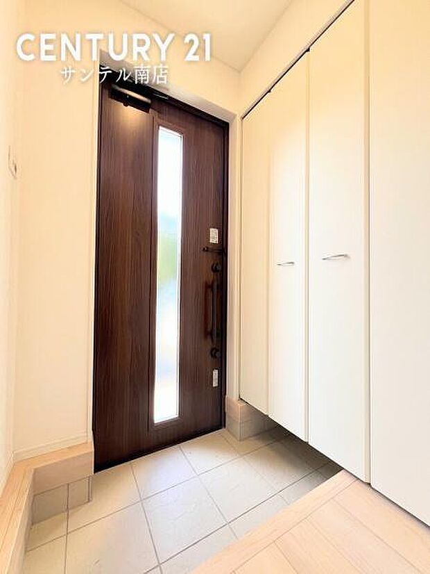 明るい玄関(^^♪容量にも余裕のあるシューズクローゼットを完備しております！