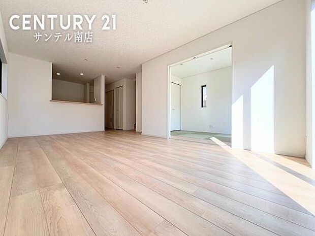 明るく、落ち着きのあるリビング♪ダイニングスペースも含めてゆとりのあるスペースで、ご家族でお食事や団らんしたり、ゆったりとしたご家族の時間を過ごせます♪