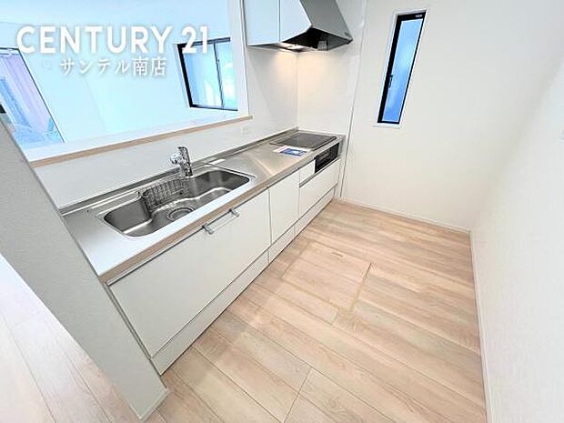 カウンターキッチンからリビングにいるご家族やお子様の様子が見えるので、コミュニケーションがとりながら、ご家族の大切な時間を共有できるキッチンです♪