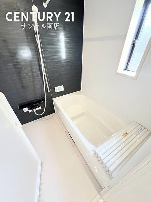 1日の疲れもゆっくり取ることのできる広々とした1坪タイプのシステムバス♪浴室乾燥、涼風、暖房、換気システムが付いておりますので、快適なバスタイムを過ごせます♪