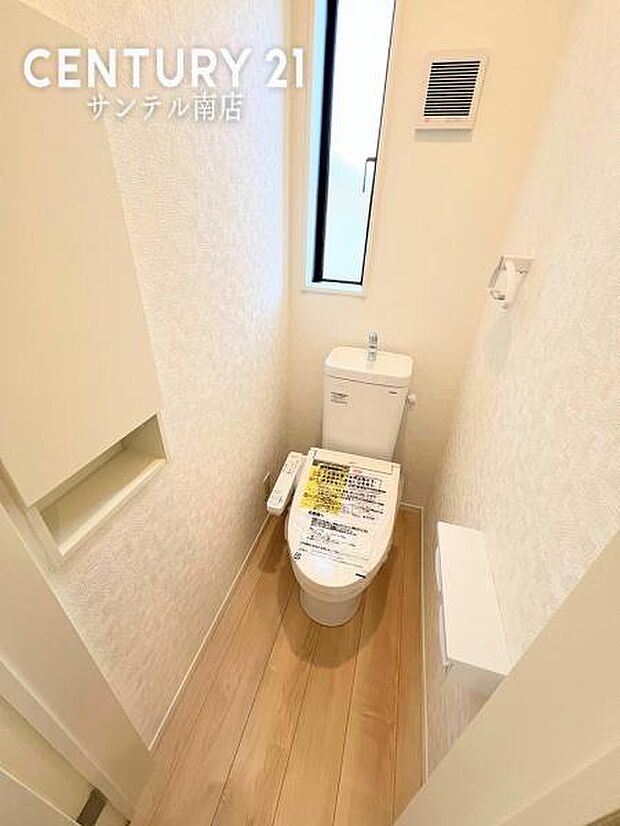 トイレです♪小窓付きなので、明るい空間です！また、換気もできます♪1階、2階それぞれに完備！
