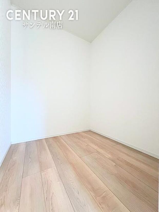 大容量のウォークインクローゼットです！お洋服などを入れても十分な収納量♪