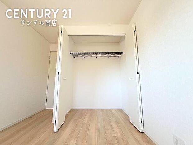 お子様でもお洋服の出し入れが簡単なクローゼットなので毎日の整頓がはかどります。