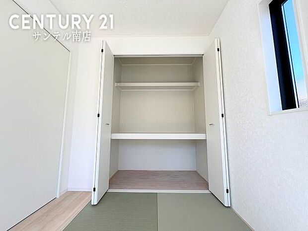 和室にも収納スペースが付いておりますので、お客様用のお布団や、お子様のおもちゃも入れられます♪